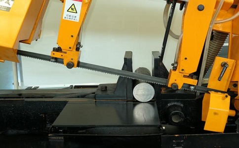 为什么说对切割精度要求不高的可以选择半自动沙湖原种场立式带锯床？