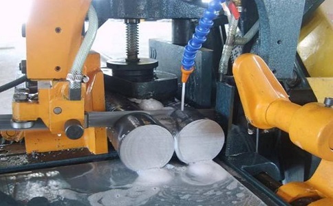 沙湖原种场卧式带锯床的送料方式有哪几种？